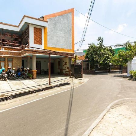 Reddoorz Syariah Near Stadion Manahan Solo 2 Экстерьер фото